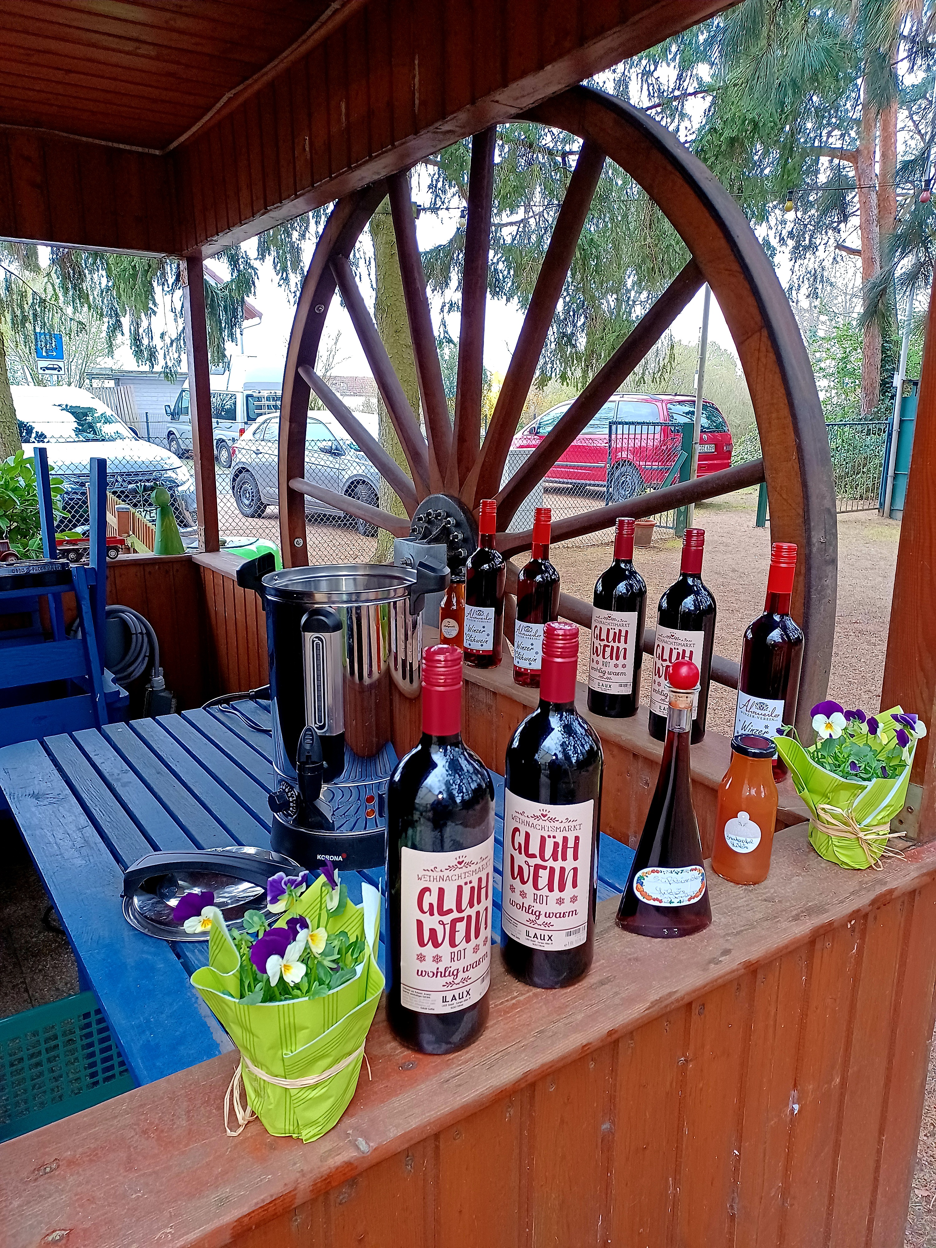 Glühwein ersetzt die fehlende Wärme! Glühwein ersetzt die fehlende Wärme!