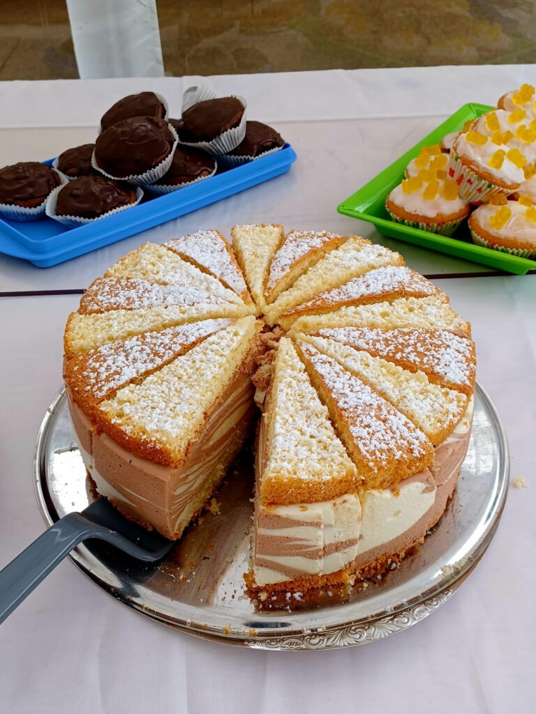 Kuchenverkauf beim Sommerfest von Happy Kids (2022)