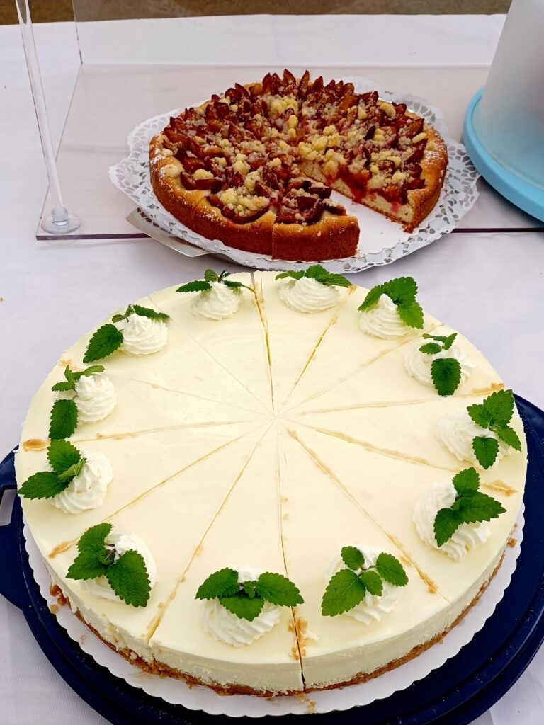 Kuchenverkauf beim Sommerfest von Happy Kids (2022)