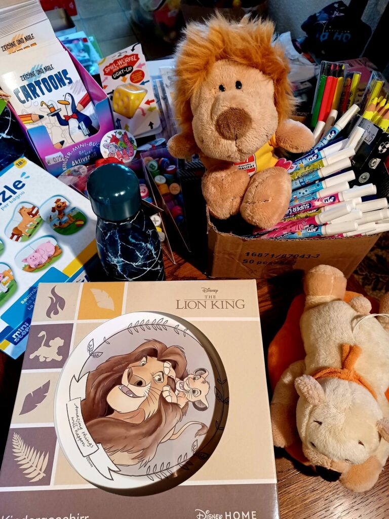 Die Päckchen für die Weihnachtsaktion in den Frauenhäusern werden gepackt! (2022)