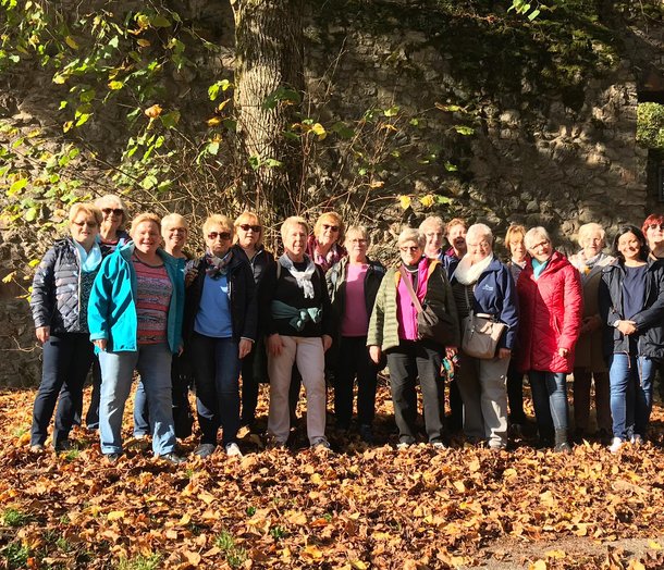 Gruppenfoto der LandFrauen Ober-Ramstadt vor einer Mauer im Herbstlaub