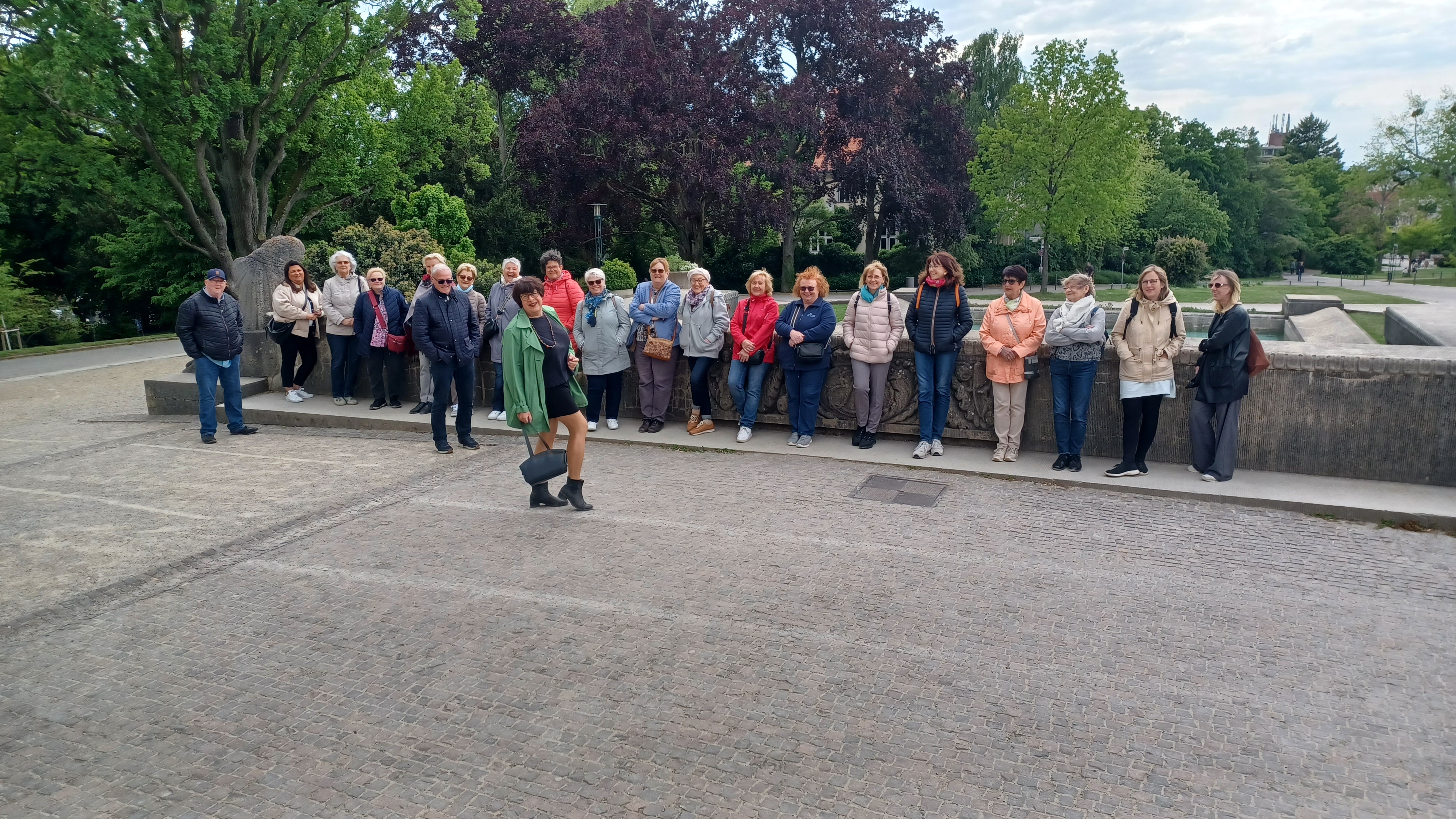 Gruppe der LandFrauen Ober-Ramstadt bei einem gemeinsamen Ausflug im Park